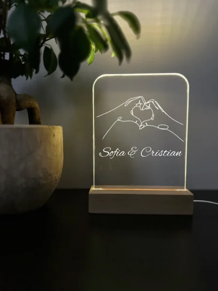 Mâini în Formă de Inimă cu Nume